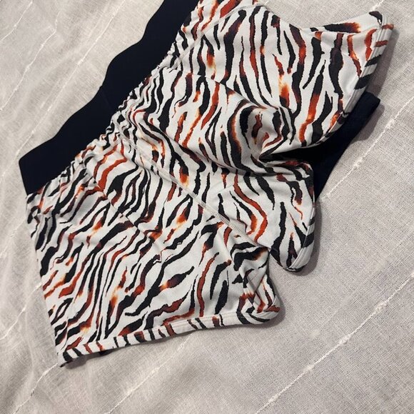 Fabletics Animal Print Athletic Shorts Women's Size Medium EUC - Picture 2 of 10